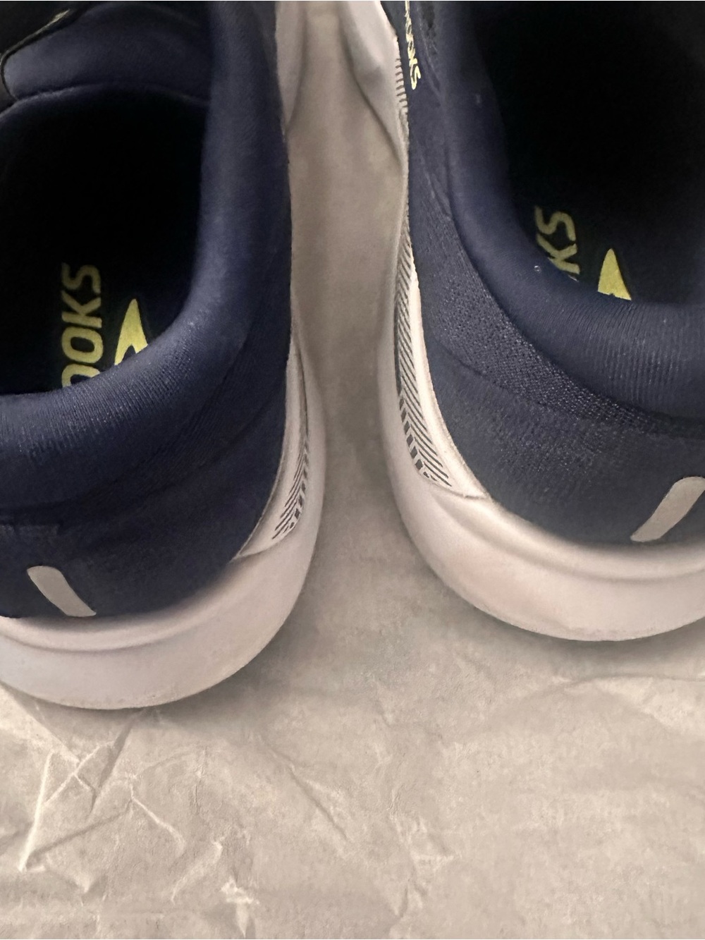 Brooks Men's Adrenaline GTS 24
Navy (Size 9.5) FINAL $55 - Picture 3 of 7